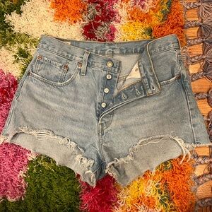 Light wash Levi’s 501 Jean shorts!